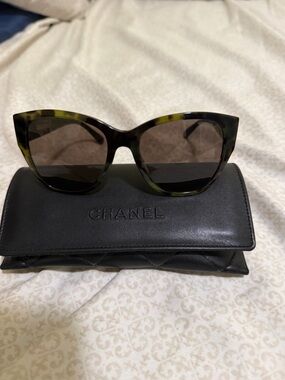 CHANEL Green Tortoiseshell Cat-Eye Sunglasses with Brown Lenses